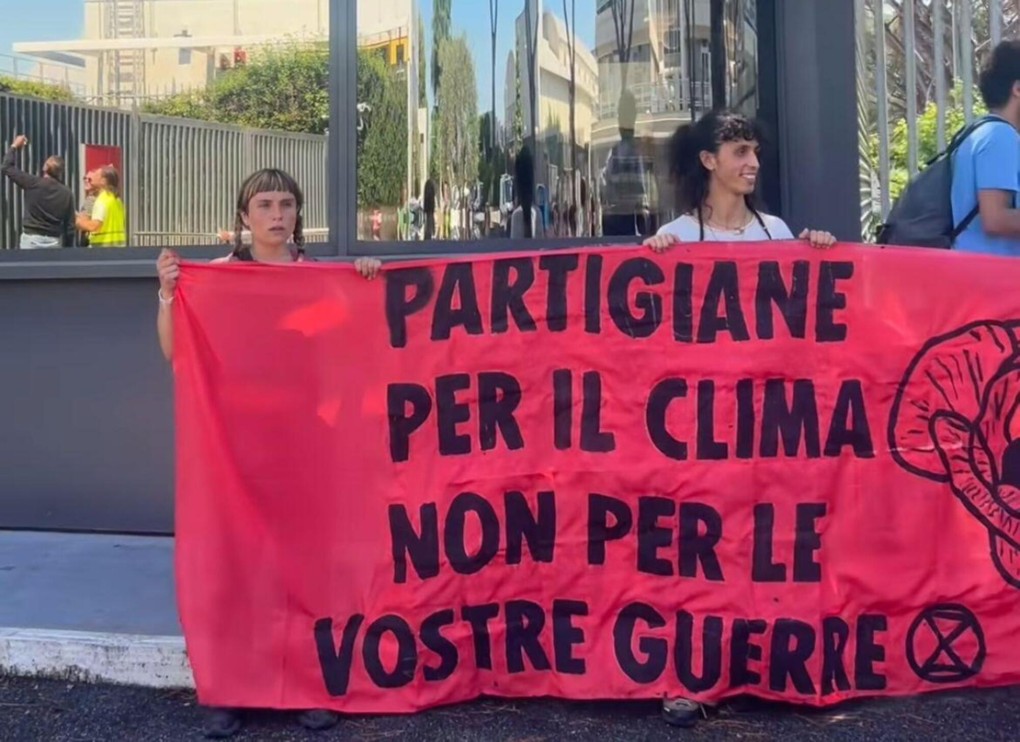 Uno striscione esposto fuori la Leonardo S.p.a.