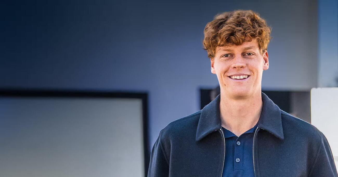ANTICIPIAMO TUTTO: nell&rsquo;intervista esclusiva a Sinner il protagonista non &egrave; Jannik ma il direttore del Tg1. Il numero uno al mondo invece parler&agrave; di due cose soltanto