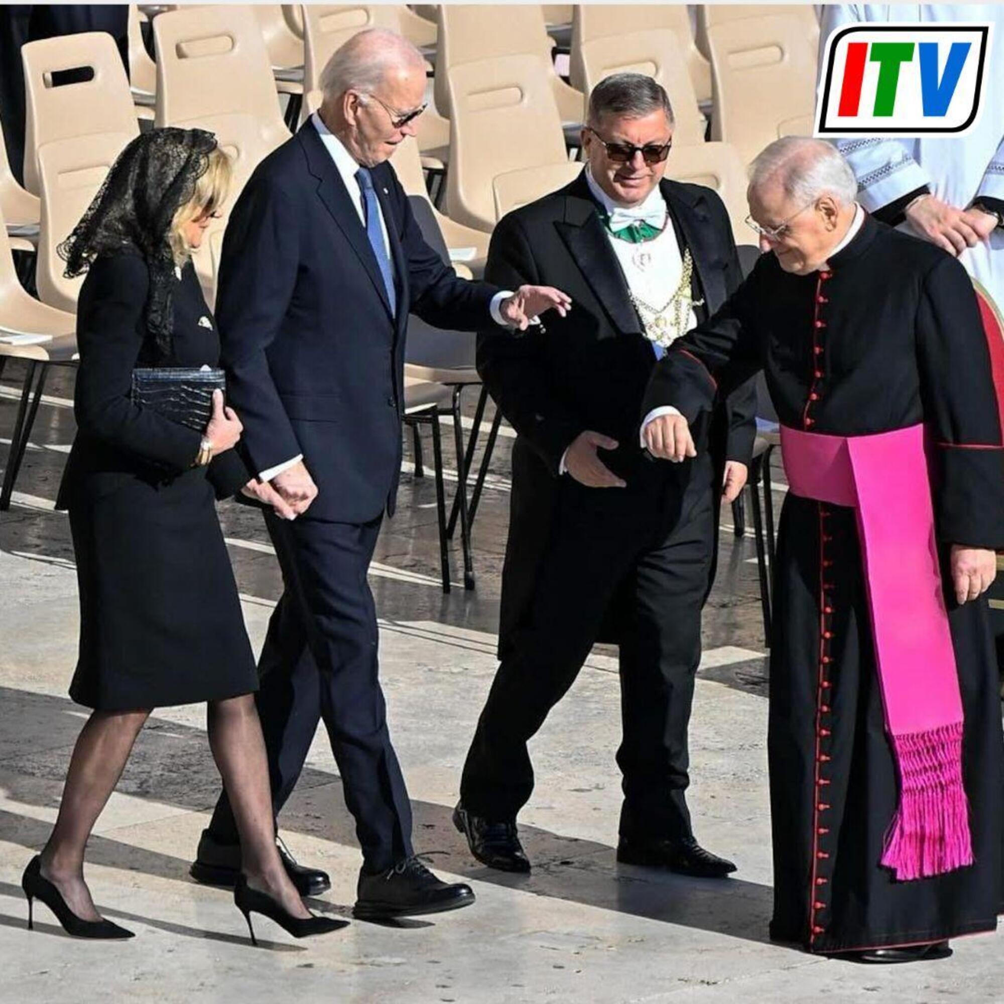 Gerardo Capozza accoglie Joe Biden ai funerali di Papa Francesco a San Pietro 
