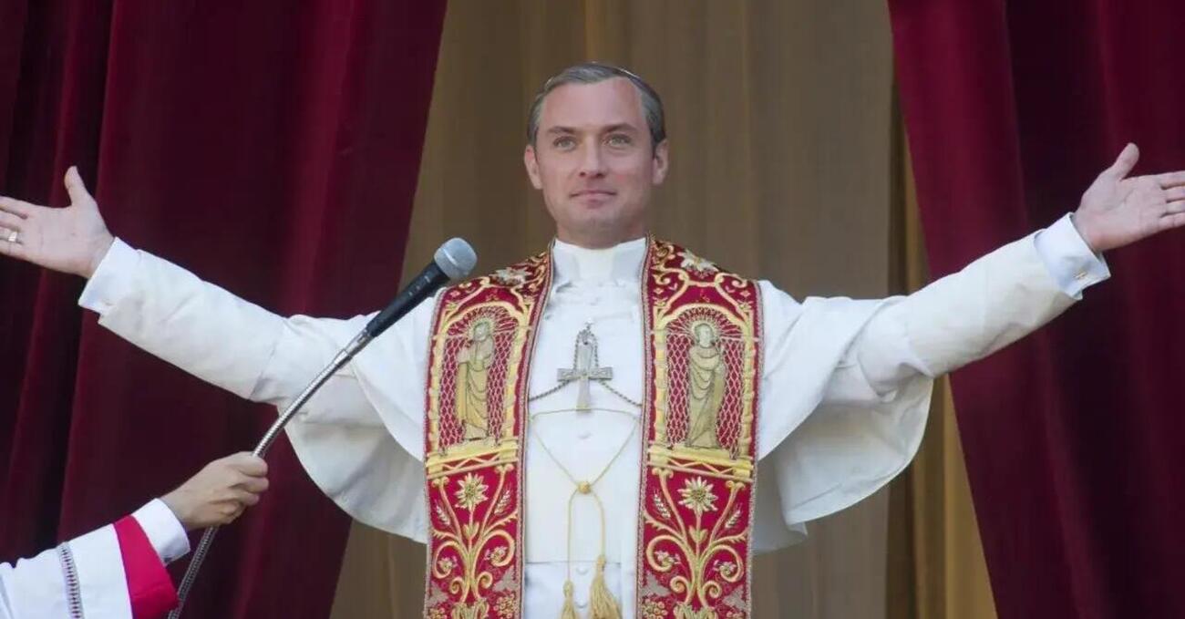 IL PROSSIMO PAPA SAR&Agrave; BELLISSIMO: dopo Francesco potrebbe esserci un &ldquo;The Young Pope&rdquo; come Jude Law? Ecco perch&eacute; neanche in Vaticano (e al Conclave?) bisogna sottovalutare il fattore estetico