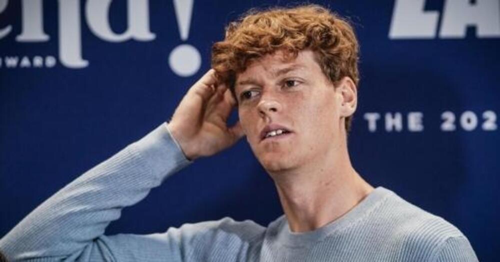 LA PRIMA VOLTA! Sinner &egrave; umano e finalmente ha parlato di tutto: sofferenza per il caso doping, le risposte a Djokovic e alla Pellegrini, il sogno in F1, l&rsquo;isolamento dai suoi compagni e quella voglia di tornare a spaccare agli Internazionali di Roma