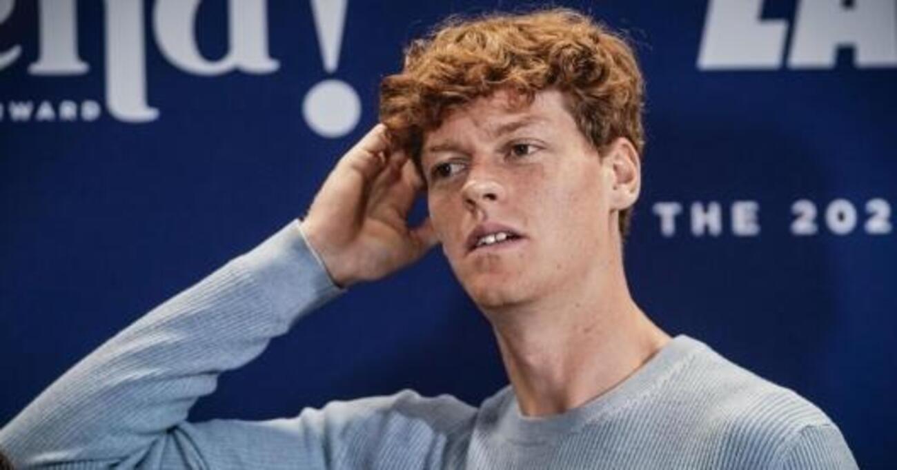 LA PRIMA VOLTA! Sinner &egrave; umano e finalmente ha parlato di tutto: sofferenza per il caso doping, le risposte a Djokovic e alla Pellegrini, il sogno in F1, l&rsquo;isolamento dai suoi compagni e quella voglia di tornare a spaccare agli Internazionali di Roma
