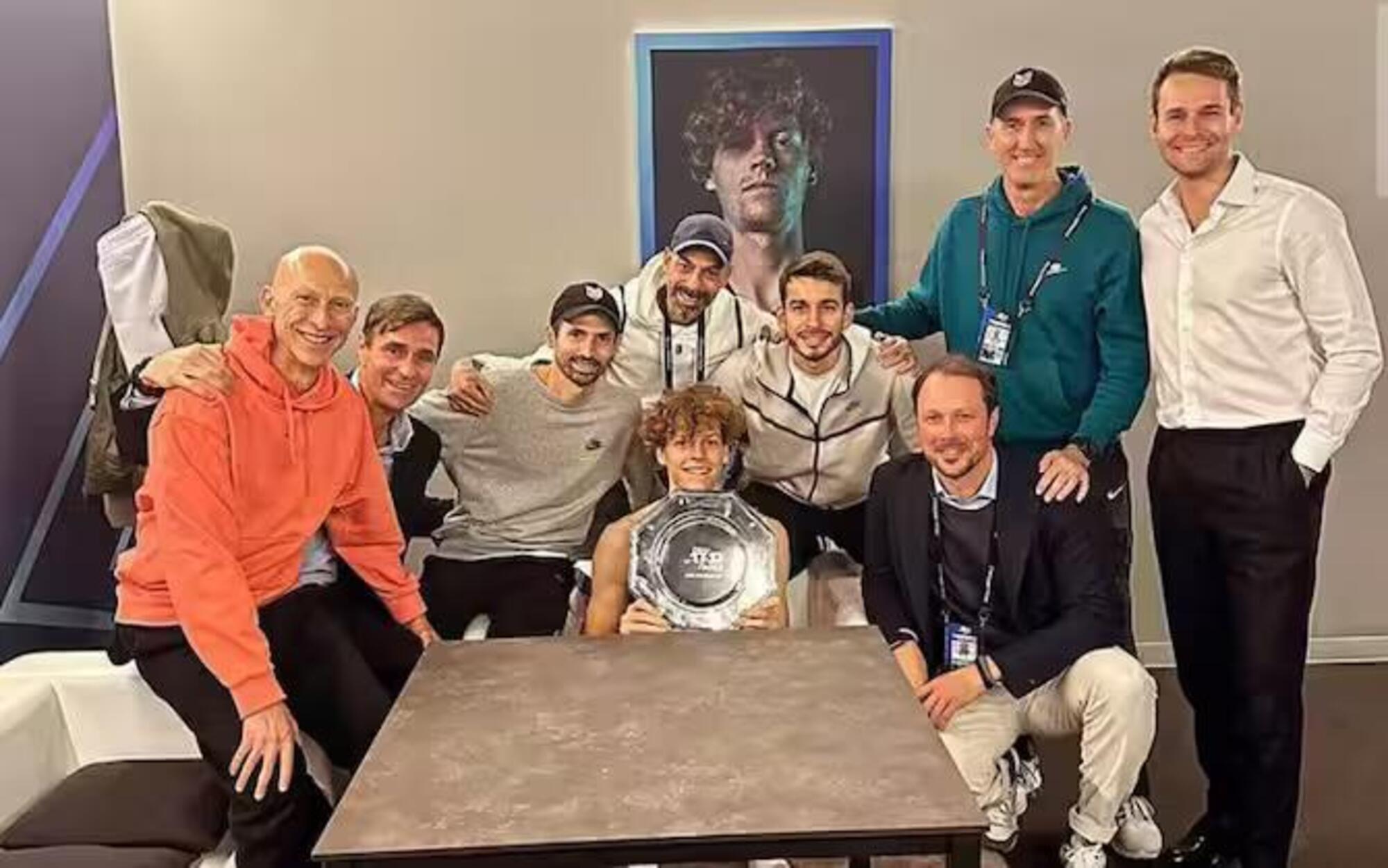 Jannik Sinner con il suo team