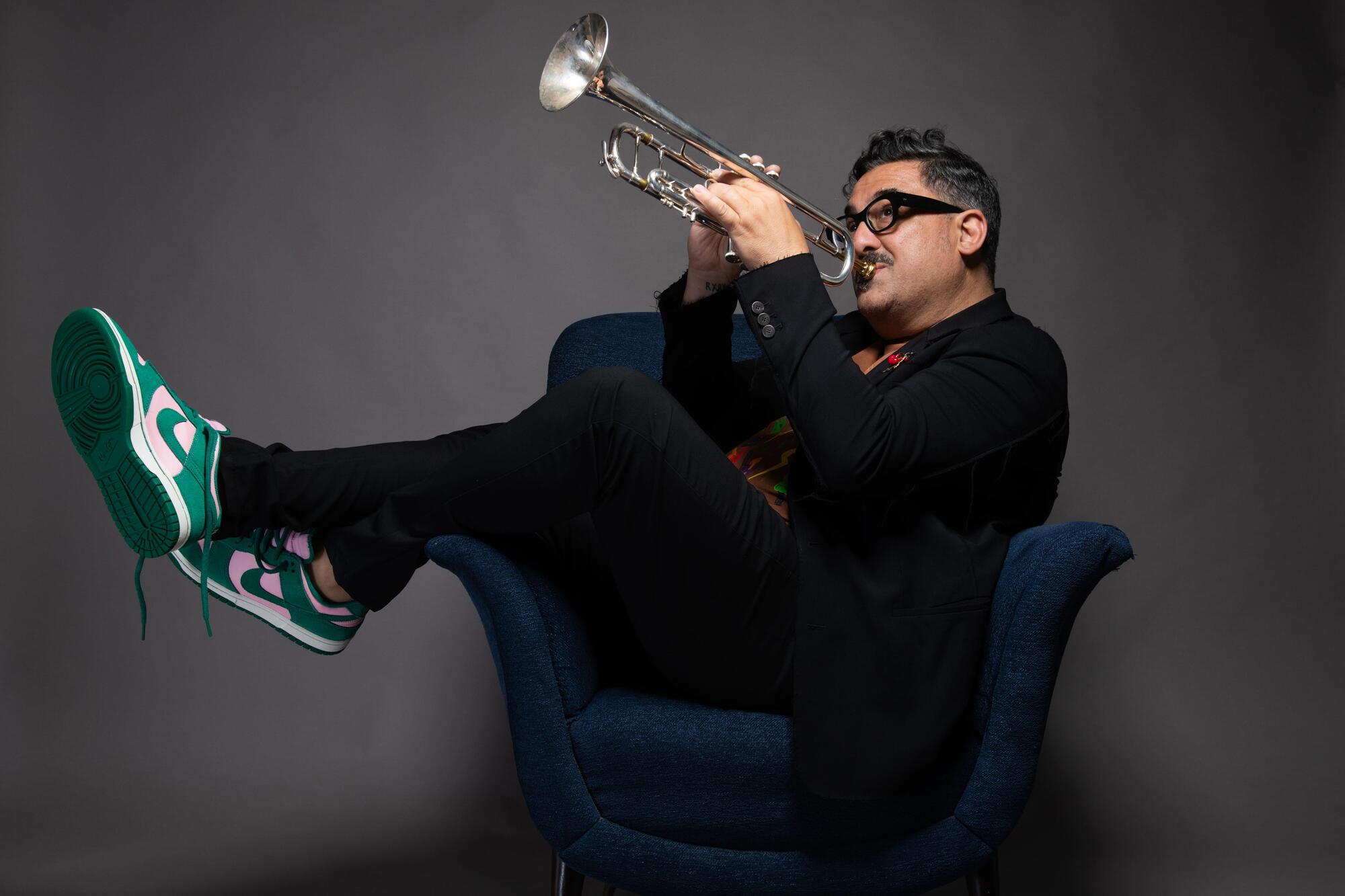 Intervista bomba a Roy Paci dal Concerto Uno Maggio di Taranto: “È resistenza culturale, senza politically correct o censura”. Il Concertone di Roma? “Passerella di mode del momento”. E sul salario minimo e il reddito universale...