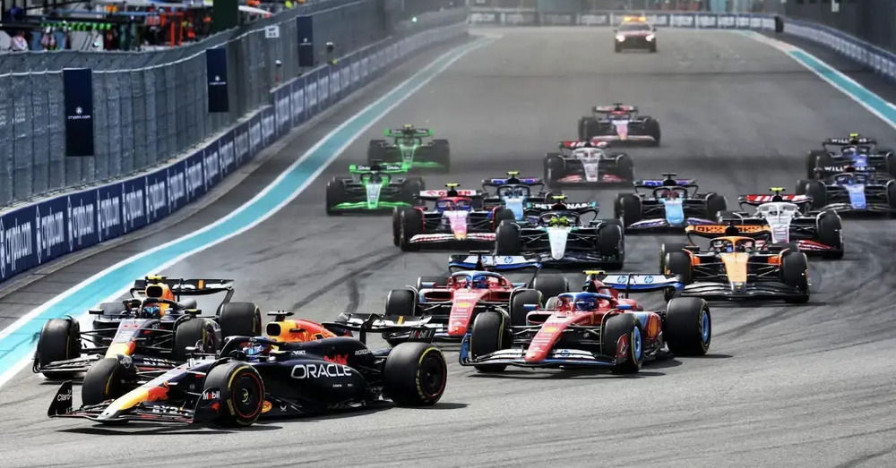 La Formula 1 a Miami fa gi&agrave; casino: i Tifosi contro la Ferrari, le livree speciali&hellip; e la rumorosa assenza di Max Verstappen