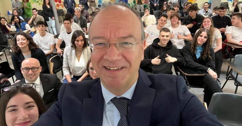 SUPERCAZZOLE: Valditara vuole il consenso dei genitori per l&rsquo;educazione sessuale a scuola, ma per insegnare le altre materie serve il permesso di mamma e pap&agrave;? 