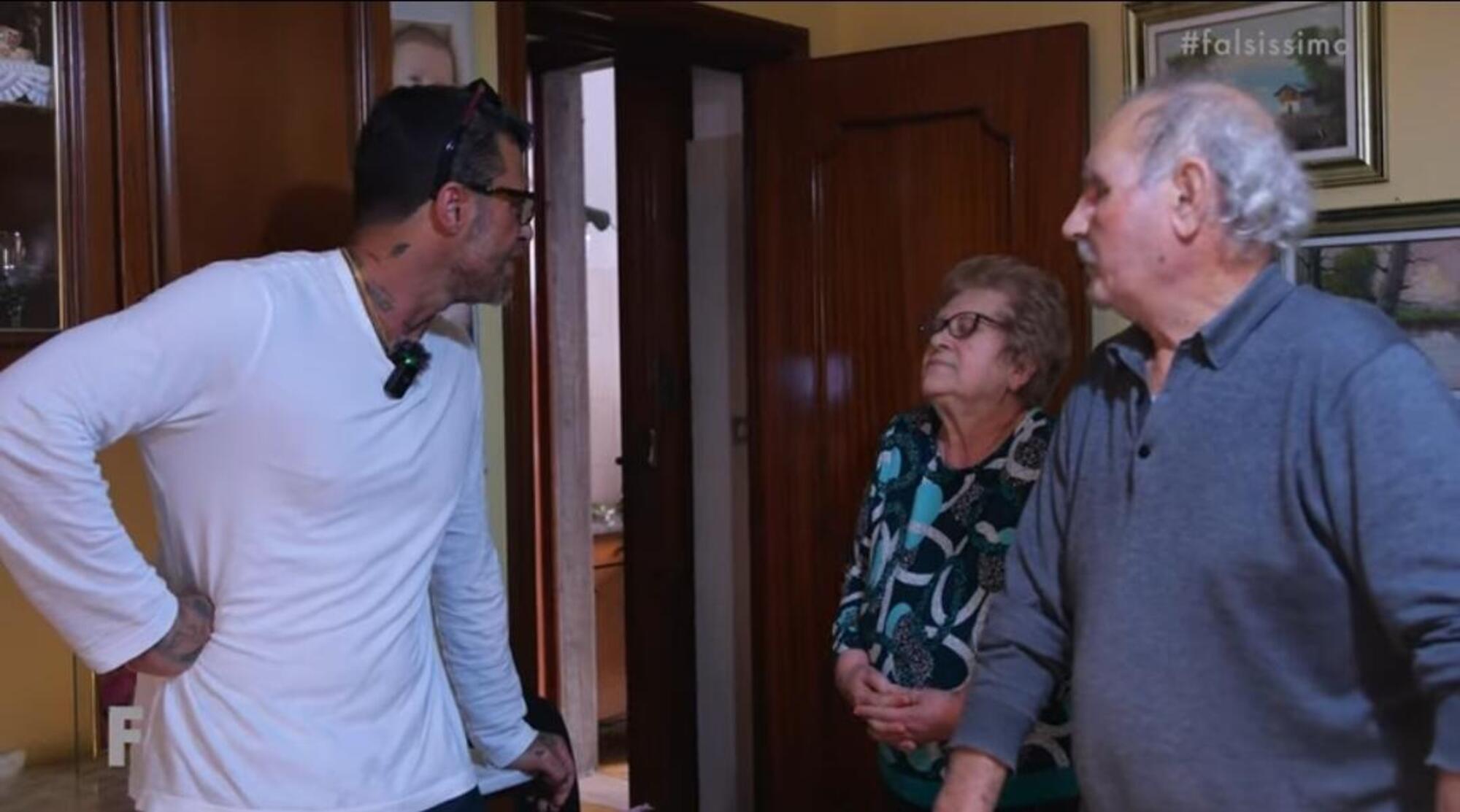 Corona entra a fare pipì a casa della gente