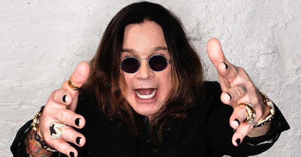 Le bombe di Ozzy Osbourne prima dell&rsquo;ultimo concerto dei Black Sabbath: &ldquo;Il ritiro? Non voglio morire in una stanza d&rsquo;albergo&rdquo;. L&rsquo;incontro con Paul McCartney: &ldquo;Come vedere Dio&rdquo;. La depressione, la &ldquo;fot*uta operazione&rdquo; e&hellip;
