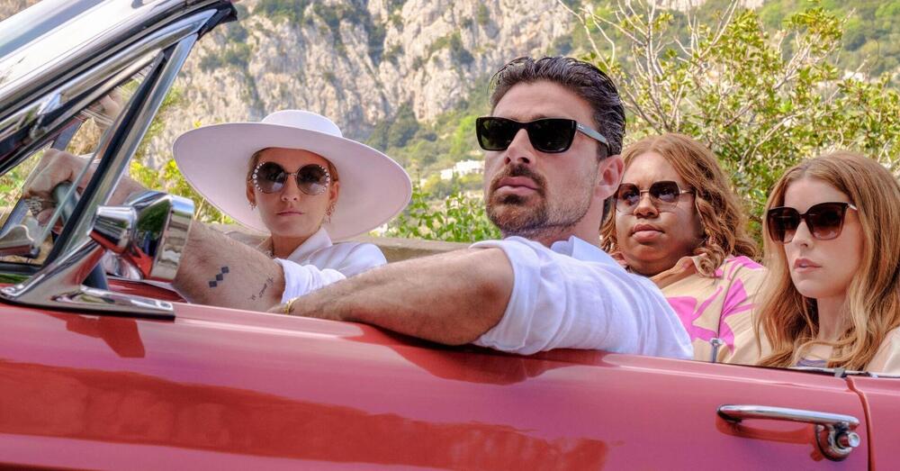 Abbiamo visto il film &ldquo;Un altro piccolo favore&rdquo; con Michele Morrone ed Elena Sofia Ricci su Prime Video, ma com&rsquo;&egrave;? L&rsquo;americanata di cui avevamo bisogno