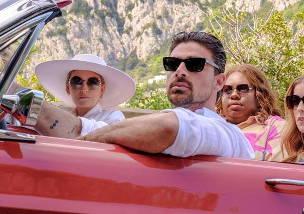 Abbiamo visto il film &ldquo;Un altro piccolo favore&rdquo; con Michele Morrone ed Elena Sofia Ricci su Prime Video, ma com&rsquo;&egrave;? L&rsquo;americanata di cui avevamo bisogno