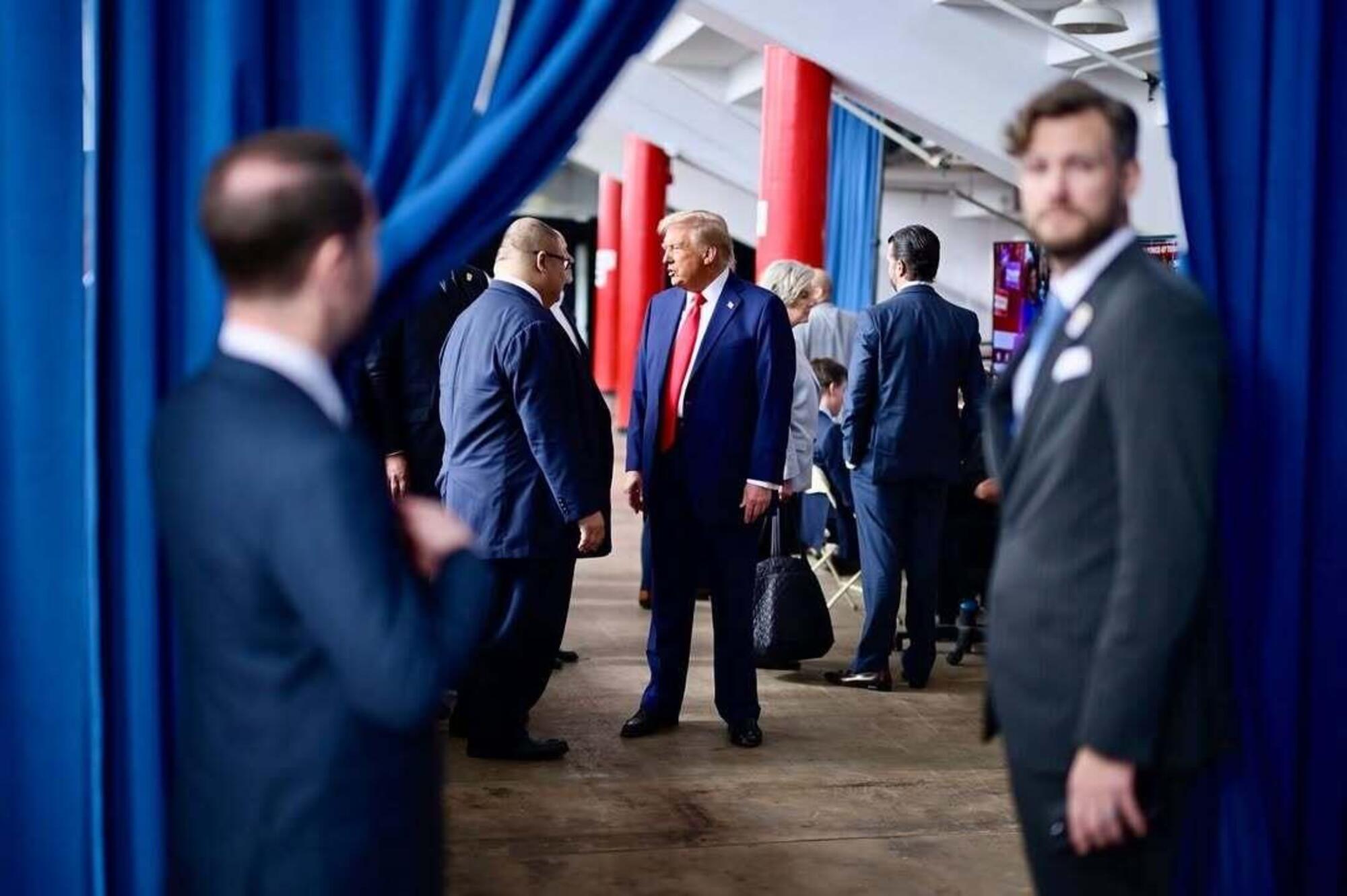 Steven Cheung con Donald Trump
