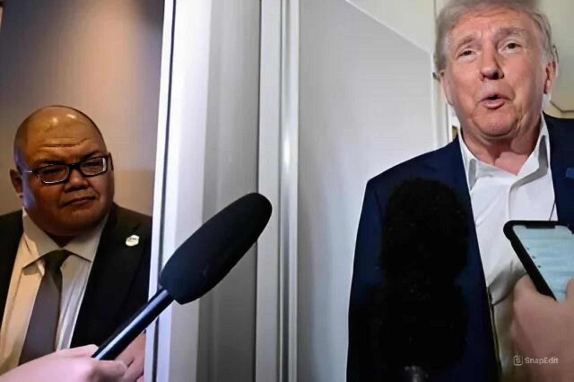 Steven Cheung con Donald Trump