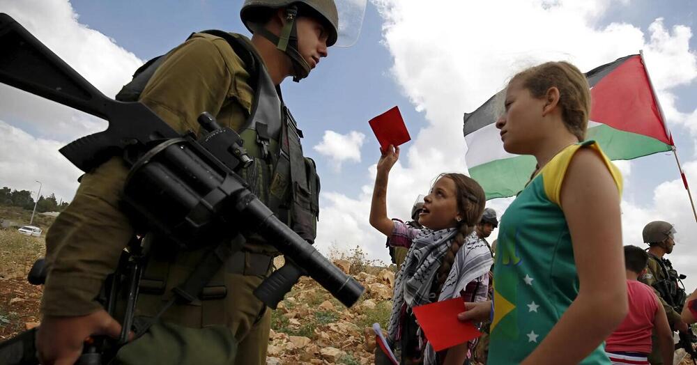&quot;Perch&eacute; la guerra, nel 2025, &egrave; ancora legale?&quot;. Ecco l&#039;unica domanda sensata sul conflitto Israele-Hamas (con vittime sia palestinesi che israeliani). Altro che Patagarri, Parenzo o Lundini, ascoltate Liliana Segre...
