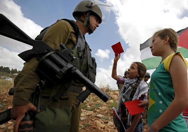 &quot;Perch&eacute; la guerra, nel 2025, &egrave; ancora legale?&quot;. Ecco l&#039;unica domanda sensata sul conflitto Israele-Hamas (con vittime sia palestinesi che israeliani). Altro che Patagarri, Parenzo o Lundini, ascoltate Liliana Segre...