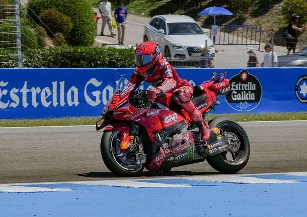 Tutti pazzi per la rimonta di Marc Marquez a Jerez? Ramon Forcada no e &ldquo;gli tira le orecchie&rdquo;: questa e le altre sentenze (su Acosta, BMW, Yamaha e Honda) del &ldquo;grande vecchio&rdquo; della MotoGP