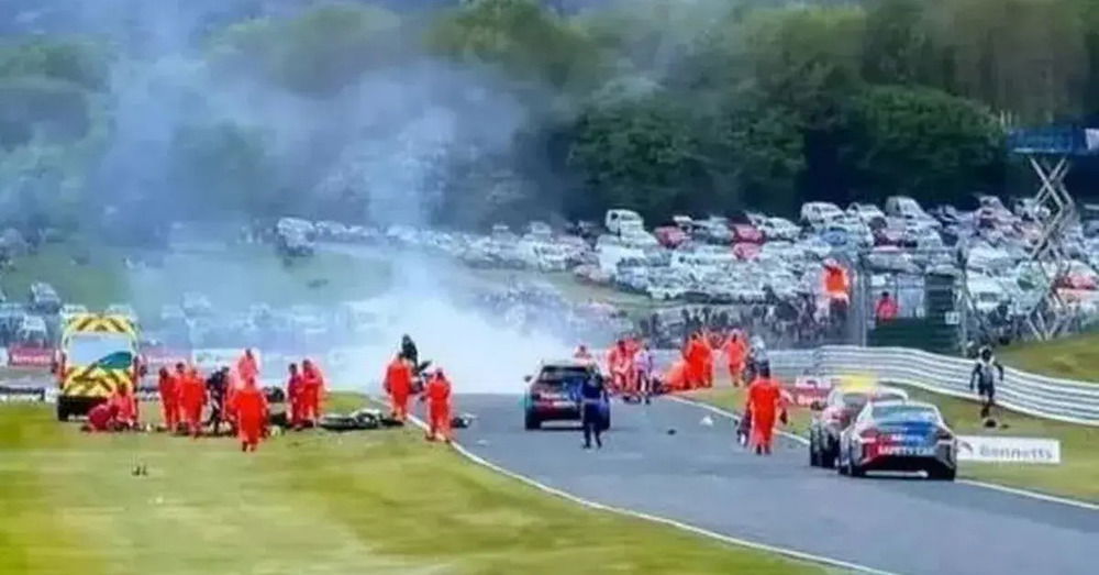 [VIDEO] L&rsquo;agghiacciante tragedia del BSB: due piloti morti nell&rsquo;inferno del maxi incidente alla Old Hall di Oulton Park