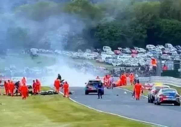 [VIDEO] L&rsquo;agghiacciante tragedia del BSB: due piloti morti nell&rsquo;inferno del maxi incidente alla Old Hall di Oulton Park