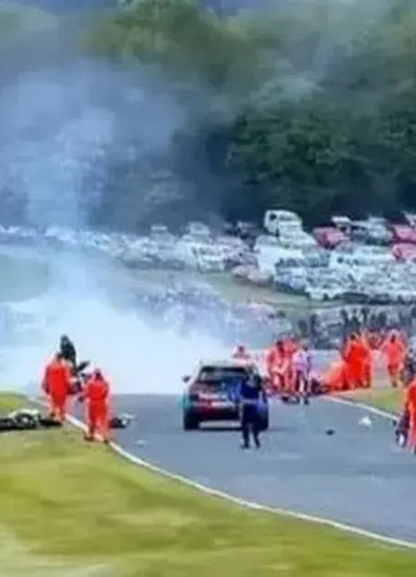 [VIDEO] L&rsquo;agghiacciante tragedia del BSB: due piloti morti nell&rsquo;inferno del maxi incidente alla Old Hall di Oulton Park