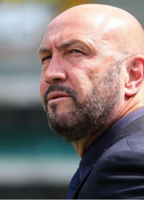 Ma che caz*o ci faceva Walter Zenga in tribuna a esultare coi tifosi del Siracusa? S&igrave;, &egrave; una storia da film