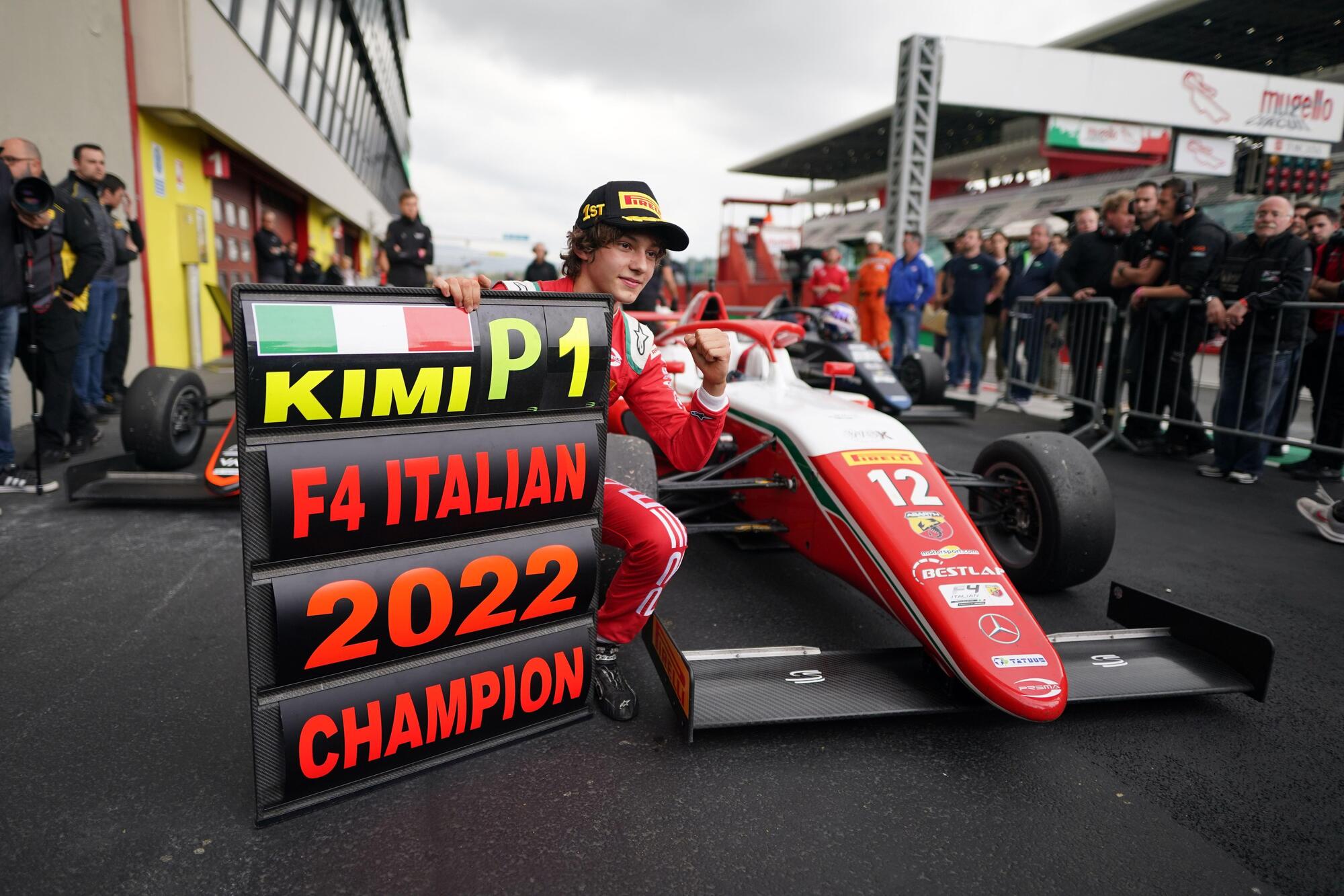 Andrea Kimi Antonelli nel 2022 al Mugello dopo la gara che lo ha consacrato campione di Formula 4 Italiana