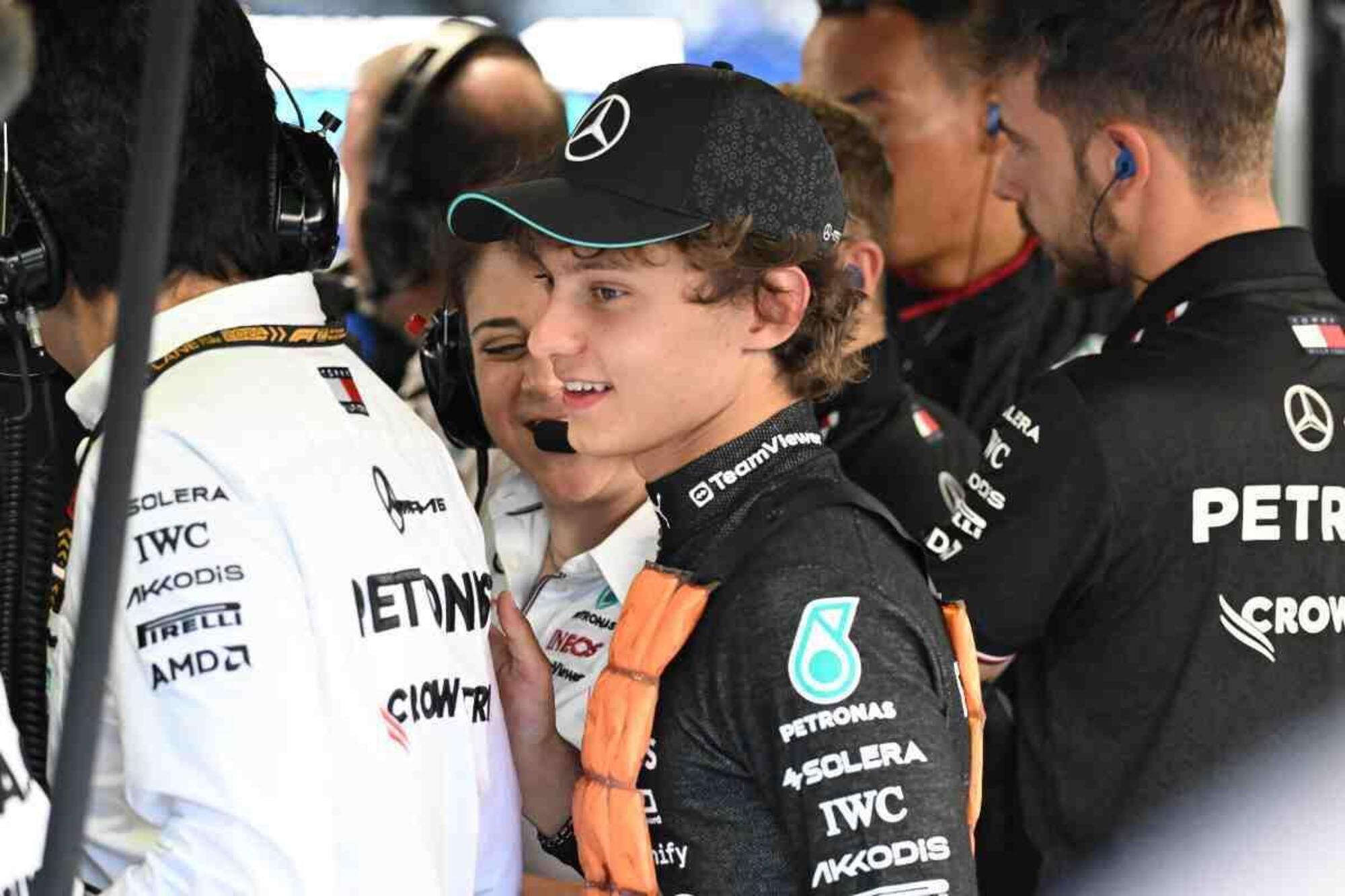 Kimi Antonelli al lavoro nel box della Mercedes
