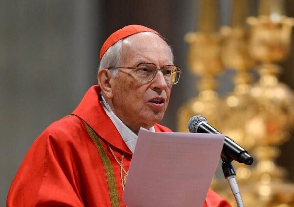 Conclave, ma avete sentito l&rsquo;omelia del cardinale Re (che non cita mai Papa Francesco)? NON DICE NIENTE: vi ricordate quella di Ratzinger (Benedetto XVI) nel 2005? E poi gli auguri al papabile Parolin (gliel&rsquo;ha tirata?)