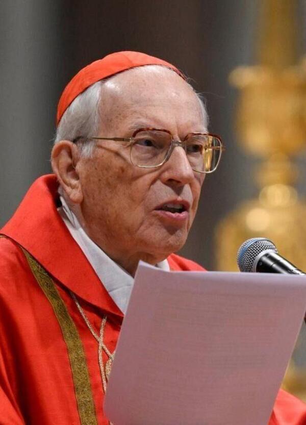 Conclave, ma avete sentito l’omelia del cardinale Re (che non cita mai Papa Francesco)? NON DICE NIENTE