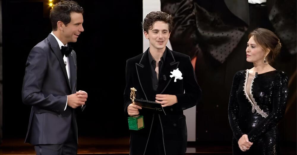 David di Donatello, ma avete visto la figura di mer*a con Timoth&eacute;e Chalamet (e Kylie Jenner)? Dalle domande di Elena Sofia Ricci e Mika ai problemi con il traduttore: ma perch&eacute; dobbiamo sempre essere cos&igrave; provinciali? 