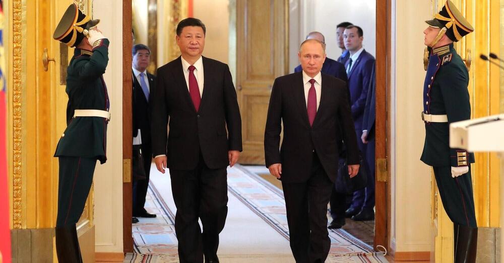 LA FINE DEL SECOLO AMERICANO: dazi falliti, deliri di onnipotenza e sparate social, Trump consegna il mondo a Cina e Russia? Xi Jinping alla parata con Putin lo dimostra, oltre all&#039;elezione di Prevost (Papa Leone XIV), americano ma in opposizione ai MAGA