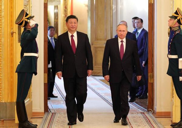 LA FINE DEL SECOLO AMERICANO: dazi falliti, deliri di onnipotenza e sparate social, Trump consegna il mondo a Cina e Russia? Xi Jinping alla parata con Putin lo dimostra, oltre all&#039;elezione di Prevost (Papa Leone XIV), americano ma in opposizione ai MAGA