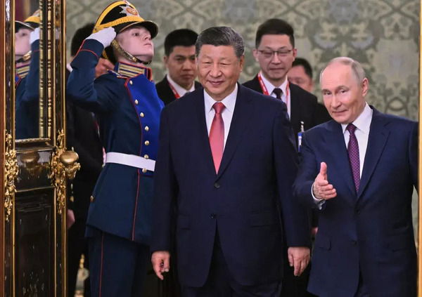 LA FINE DEL SECOLO AMERICANO: dazi falliti, deliri di onnipotenza e sparate social, Trump consegna il mondo a Cina e Russia? Xi Jinping alla parata con Putin lo dimostra, oltre all&#039;elezione di Prevost (Papa Leone XIV), americano ma in opposizione ai MAGA