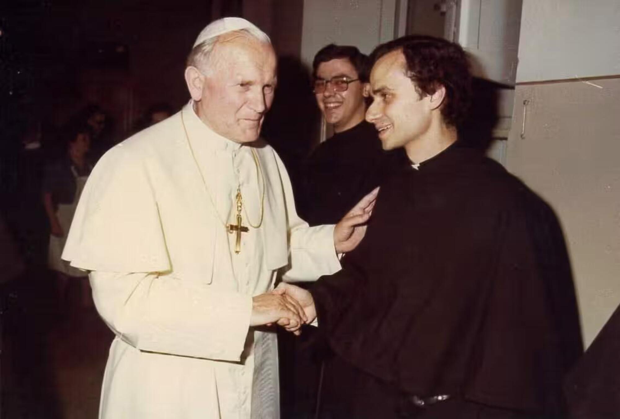 Robert Prevost e Giovanni Paolo II