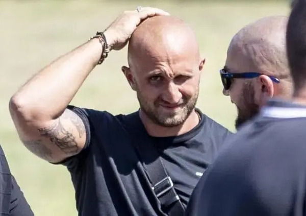 Caso ultras, il milanista Luca Guerrini (fedelissimo di Lucci) aggredito con tre colpi di pistola a Milano. &Egrave; iniziata la lotta per il dominio della curva Sud con il Toro in carcere?
