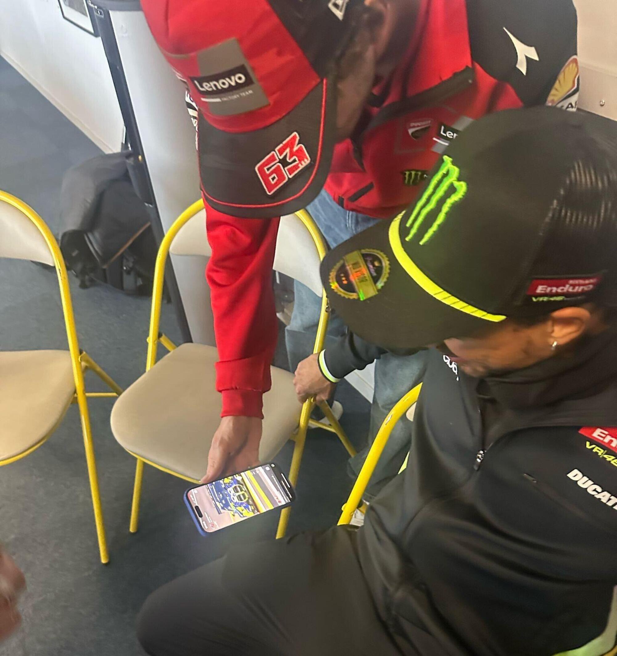 Pecco Bagnaia fa vedere a Franco Morbidelli l'incidente della BMW di Valentino Rossi a Spa