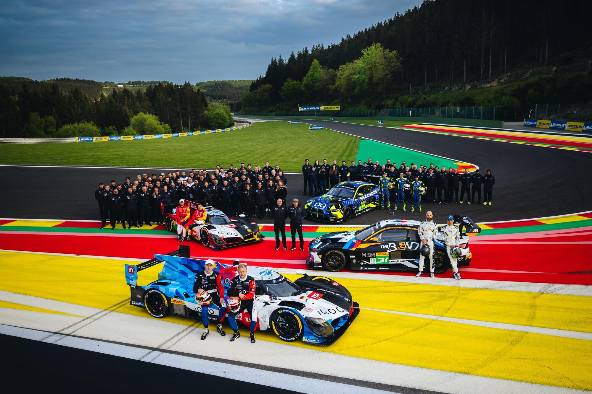 La foto di gruppo di tutto il Team WRT, a casa sul circuito di Spa Francorchamps