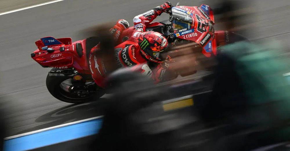 Ecco perch&eacute; Le Mans cambier&agrave; tutto per Pecco Bagnaia, che ora ha uno stile diverso: &ldquo;Non &egrave; nelle mie corde ma posso adattarmi&rdquo;. E per fregare Marc Marquez&hellip;