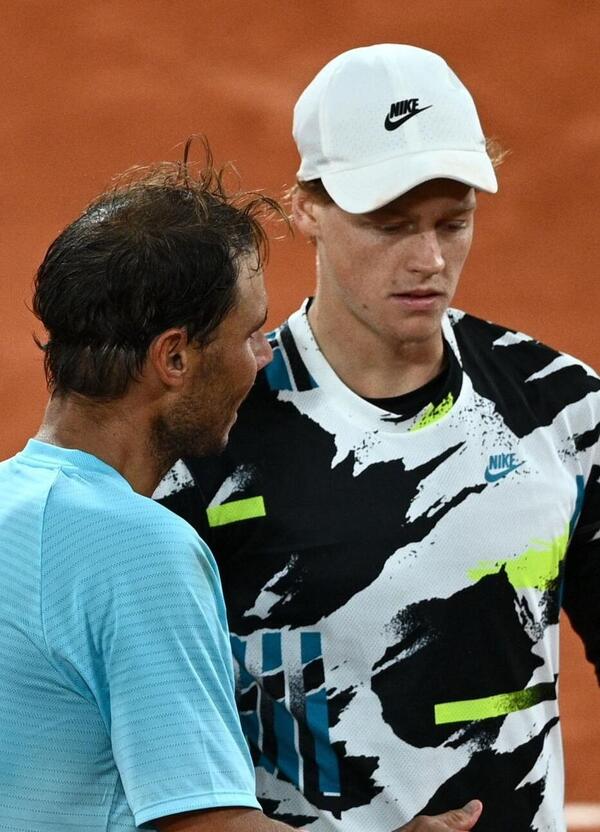 Nadal si lancia in previsioni tra Sinner e Alcaraz e avvisa Jannik per Roma: &ldquo;Sar&agrave; difficile perch&eacute; dopo un&hellip;&rdquo;