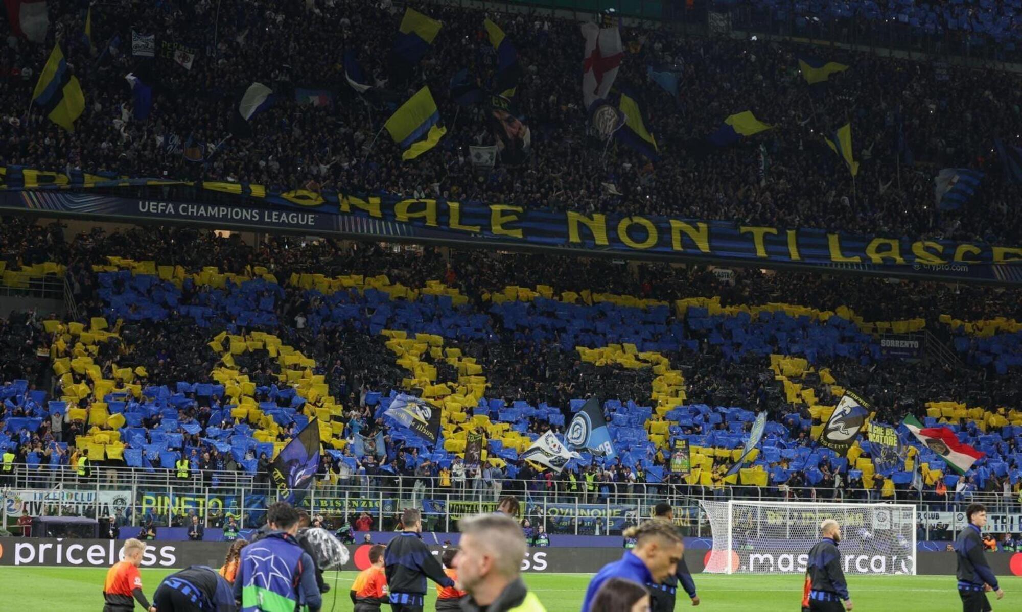 La curva Nord durante Inter-Barcellona