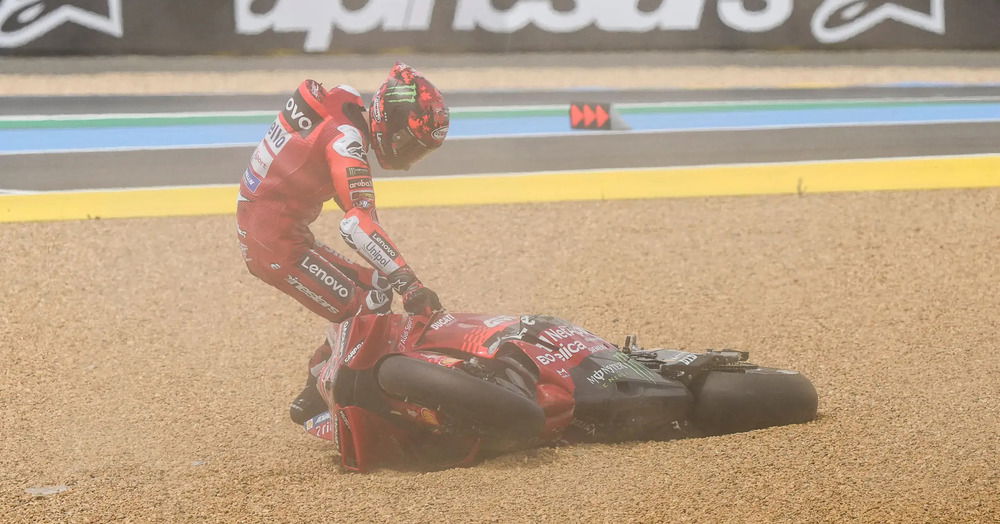Nel sabato di Le Mans &egrave; crollato il castello di Pecco Bagnaia, ma lui dal ghiaione si sta gi&agrave; rialzando a schiena dritta: &quot;Marquez guiderebbe anche un trattore...&quot;