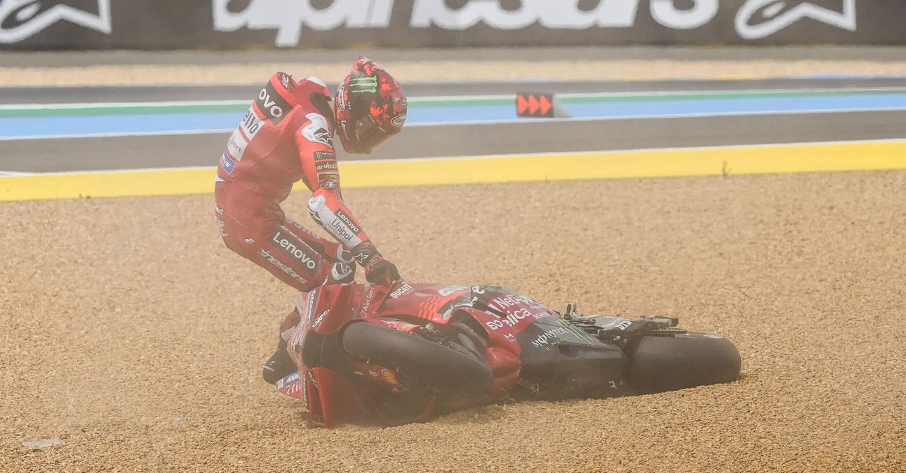Nel sabato di Le Mans &egrave; crollato il castello di Pecco Bagnaia, ma lui dal ghiaione si sta gi&agrave; rialzando a schiena dritta: &quot;Marquez guiderebbe anche un trattore...&quot;