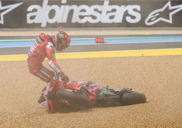 Nel sabato di Le Mans &egrave; crollato il castello di Pecco Bagnaia, ma lui dal ghiaione si sta gi&agrave; rialzando a schiena dritta: &quot;Marquez guiderebbe anche un trattore...&quot;