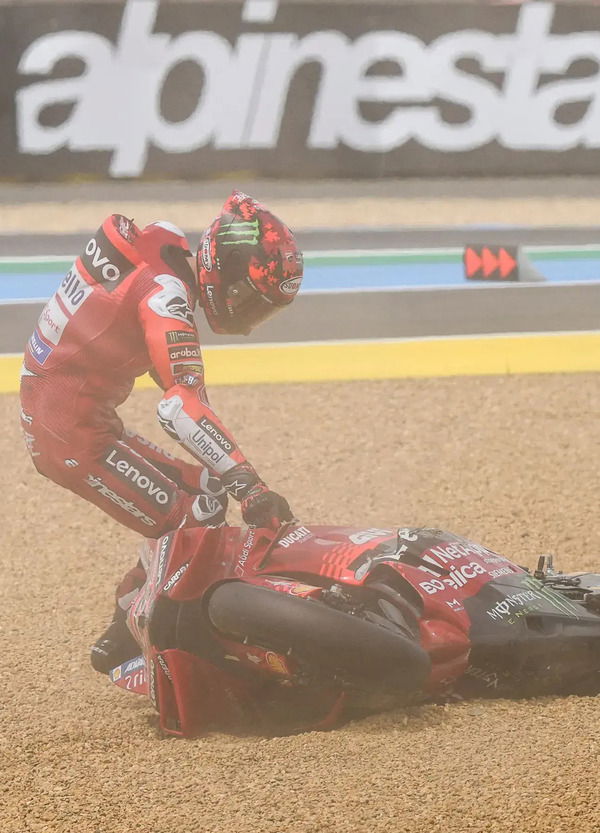 Nel sabato di Le Mans &egrave; crollato il castello di Pecco Bagnaia, ma lui dal ghiaione si sta gi&agrave; rialzando a schiena dritta: &quot;Marquez guiderebbe anche un trattore...&quot;