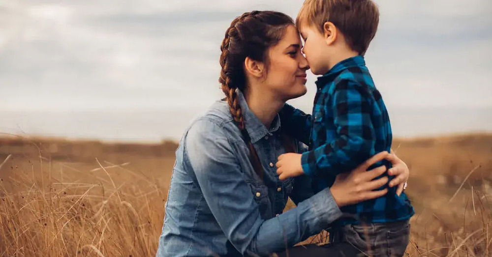 Una riflessione nel giorno della Festa della mamma: il rispetto degli altri nasce in famiglia. E l&rsquo;educazione dei figli maschi? Dobbiamo occuparci (non preoccuparci) di loro: ecco perch&eacute;
