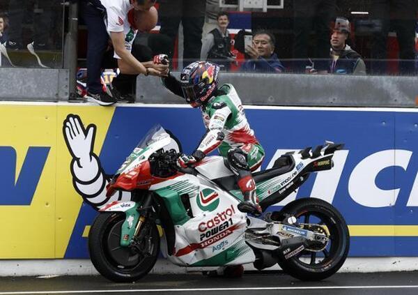 Nella follia della &quot;rivoluzione francese&quot; di Le Mans, Johann Zarco si ritrova imperatore e quella di Marc Marquez &egrave; l&rsquo;unica testa (rimasta) sempre sul collo