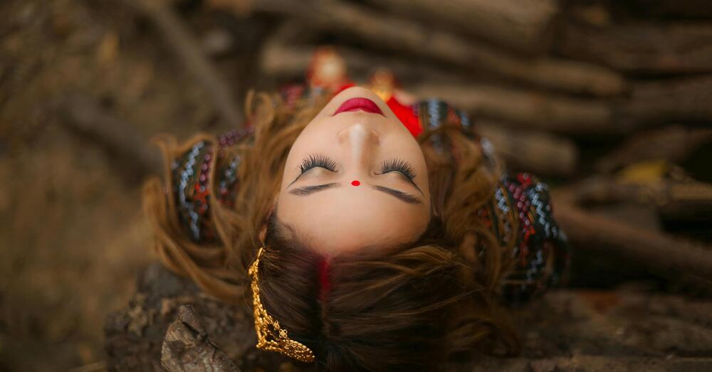 Siamo andati in Nepal per riscoprire il potere del silenzio. Tra le Kumari, il traffico delirante di Kathmandu, mucche che dormono per strada e tradizioni assurde&hellip;