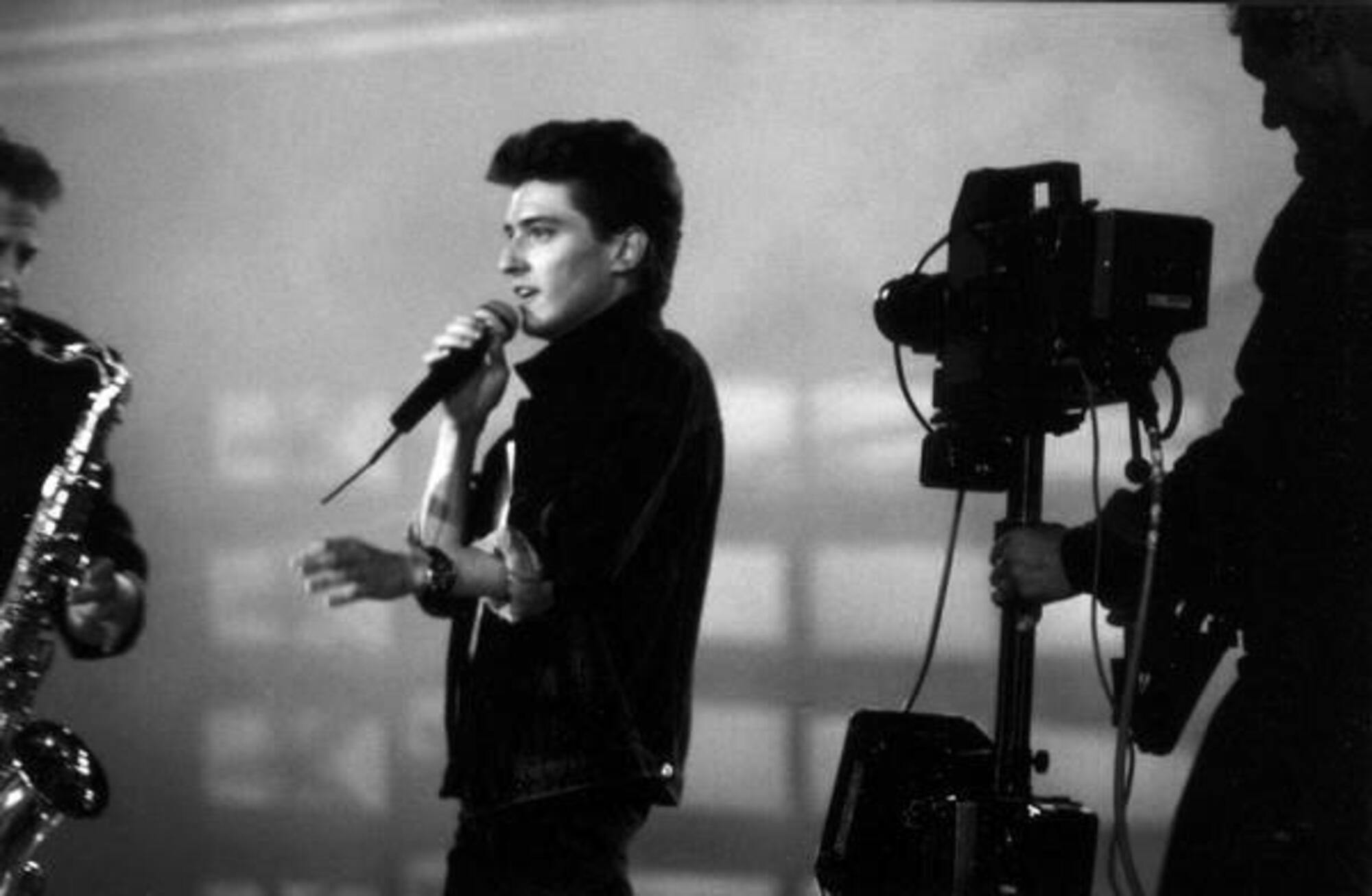 Pure, dall’esordio al cardiopalma nel lontano 1981 con l’album A Berlino… va bene, con l’unico singolo oggi considerabile un evergreen, per quanto dimesso o a intermittenza, il brano omonimo e una manciata di canzoni stranianti e così lontane dalla m
