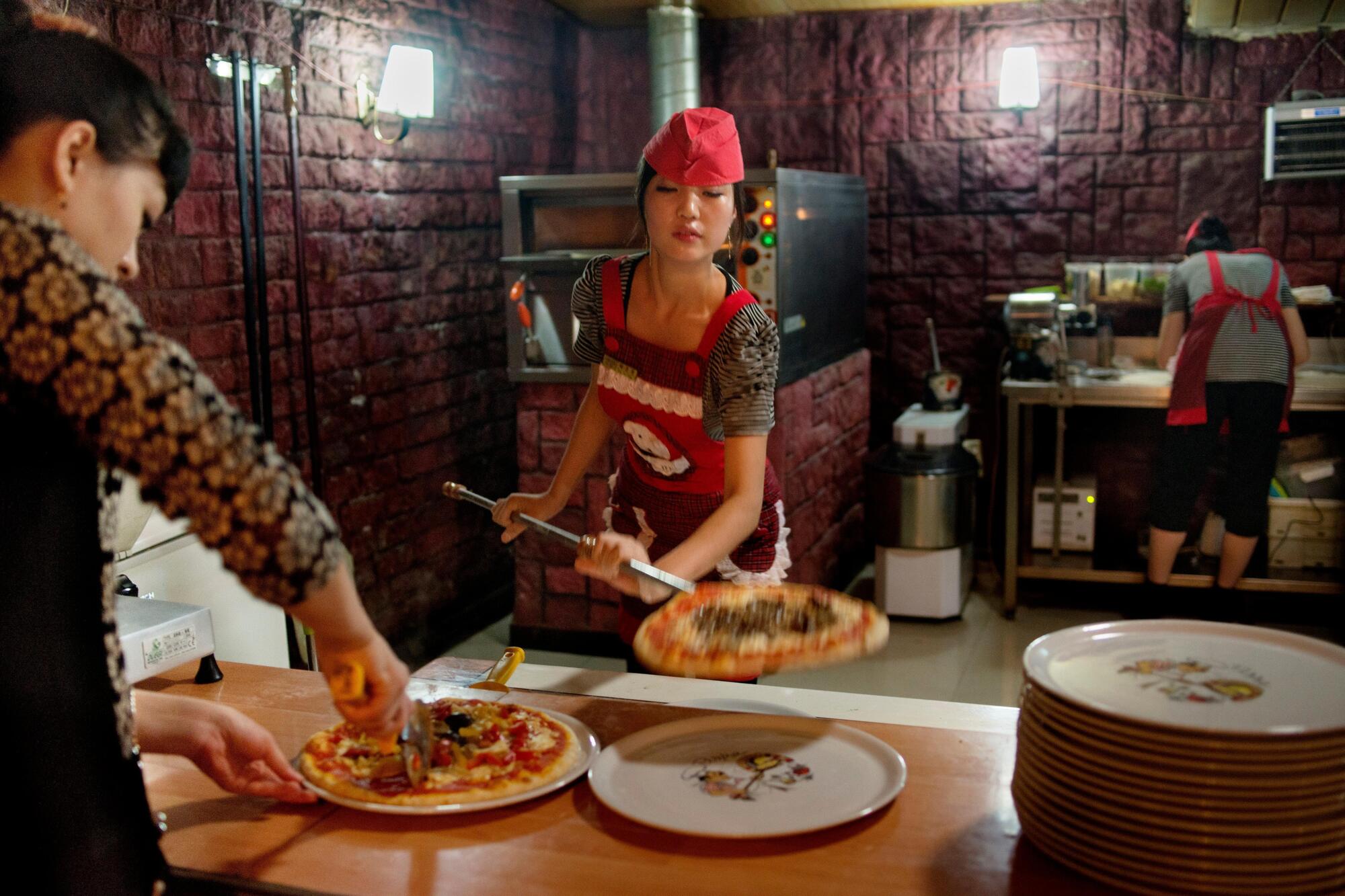 Costo accessibile – dai 6 ai circa 10 euro –, pizzaioli e cuochi formati in Italia e ingredienti freschi hanno esaltato le virtù e fatto la fortuna dell'Italy Pizza