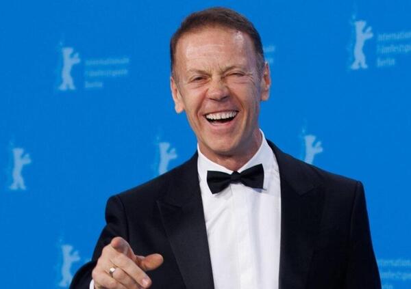 Le Iene contro Siffredi, Rocco smonta il caso violenze: &quot;L&#039;anno scorso su Netflix un supereroe, ora uno stupratore? E la fortuna di Roberta Rei...&quot;. E a Dagospia: &ldquo;Ho sbagliato a fidarmi&rdquo;. E le presunte vittime? &ldquo;Promuovono il loro OF&rdquo;