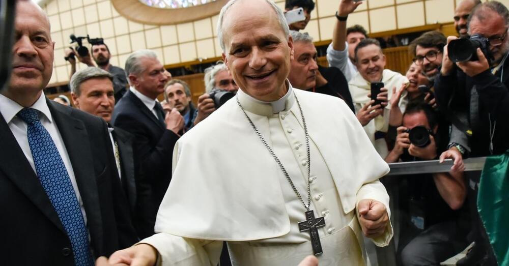 Davvero Papa Leone XIV all&rsquo;udienza per i giornalisti ha ignorato di proposito una bandiera della pace tra la folla? Non si sa, ma il video virale su X ci insegna due cose fondamentali: una sulla comunicazione del Vaticano e una sui pacifisti&hellip;  