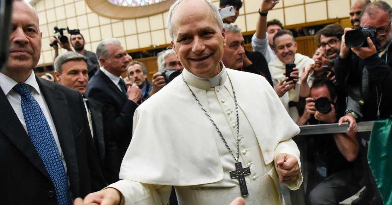 Davvero Papa Leone XIV all&rsquo;udienza per i giornalisti ha ignorato di proposito una bandiera della pace tra la folla? Non si sa, ma il video virale su X ci insegna due cose fondamentali: una sulla comunicazione del Vaticano e una sui pacifisti&hellip;  